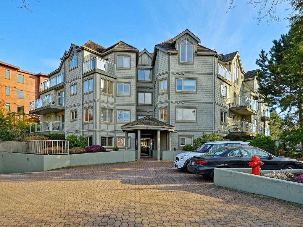 1687 Poplar Avenue, Victoria.jpg